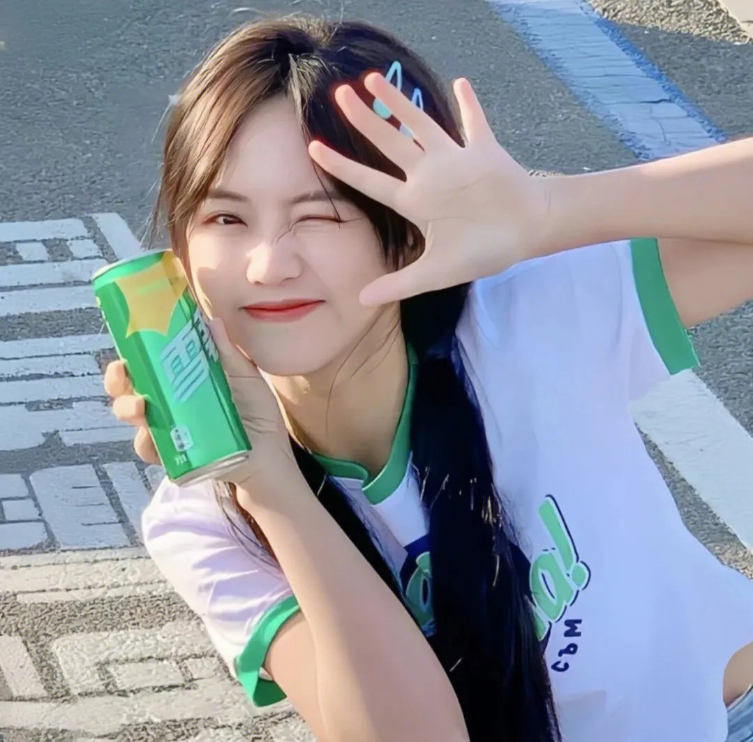 穿黄睡衣的女孩